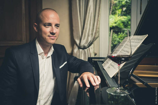 Quand le piano rencontre le vin : l’art des accords musicaux et sensoriels de Julien Gernay