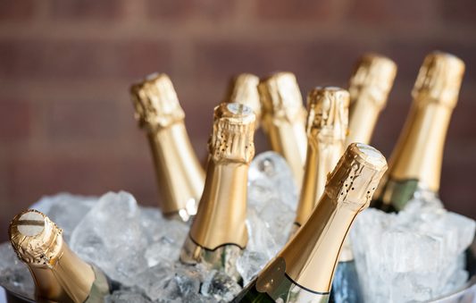 Champagne vs crémant : quel vin effervescent offrir/ouvrir pour les fêtes ?