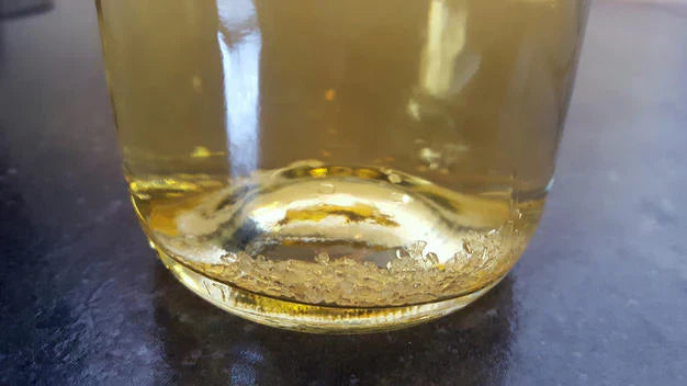 Cristaux ou dépôt dans le vin : faut-il s’inquiéter ?