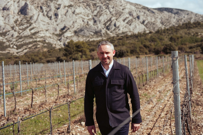 Antoine Pétrus pasea por los viñedos