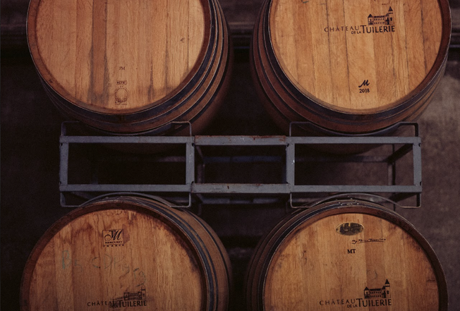 Barriles de roble apilados en una bodega